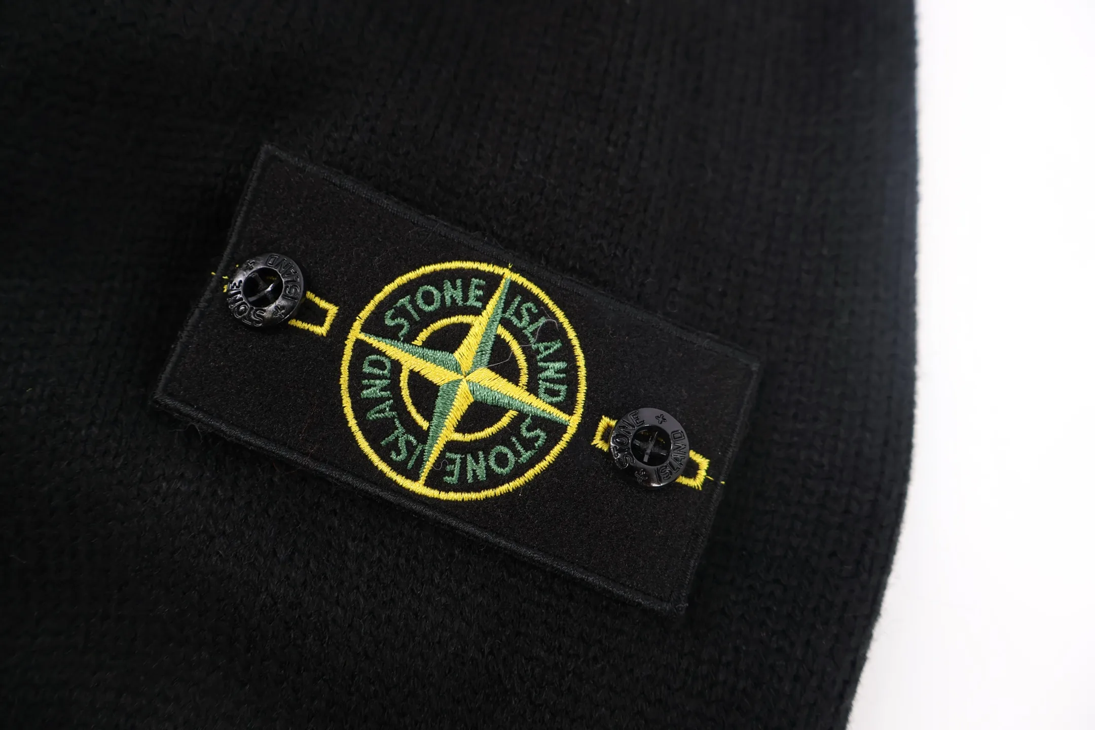 P690 Stone Island cardigan sweater (black) The original version was purchased and developed by 3621. The fabric is woven with 100% sheep wool yarn. The overall comfort is more skin-friendly than the original version. The YB upper body is particularly tight. Based on the quality of the original wool yarn, we have adjusted the overall feel and skin-friendly feel. They are both more comfortable and breathable than the ZP upper body. There is no difference in stripes compared to the original version. And it can be done to a full range of grades. It supports random detection of wool content to ensure that every piece customers get is a high-quality product. Customized 100 woolen woolen access control hemming. After the factory hemming of the clothes and sweaters is completed, it still needs to be taken to the weaving factory for secondary processing. It is very laborious. Customized hardware buttons, Stone Island armbands and zippers took 3 months to complete. The details are full. The overall wiring is straight and delicate, the fabric is comfortable and soft, and the color is consistent without color difference. It can be matched with the same style to create a fashionable look and control various occasions. Customized accessories, complete with three standards, the same style for men and women. Size:S-M-L-XL